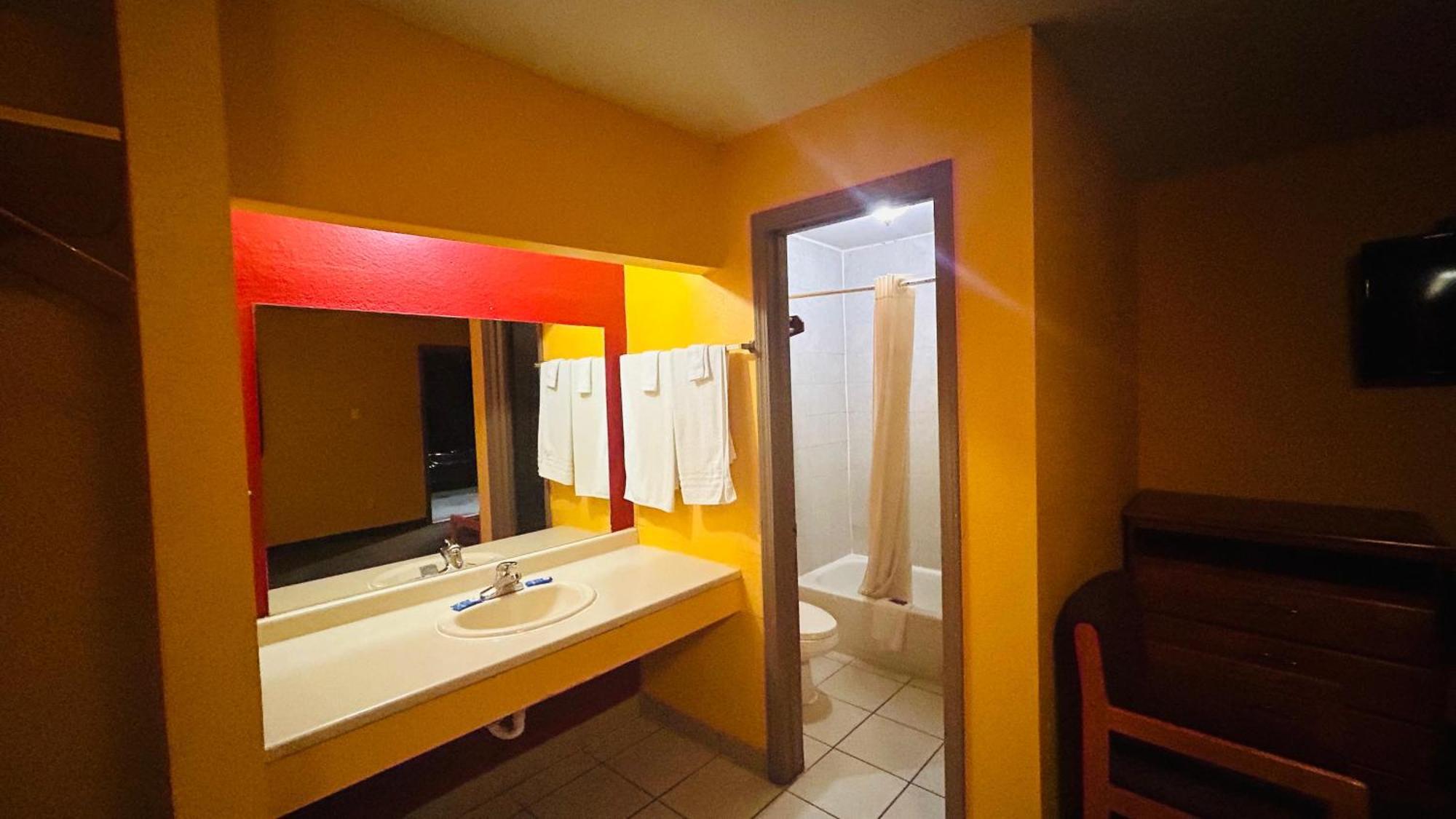 Relax Inn By Oyo Sulphur Hwy 90 Bagian luar foto