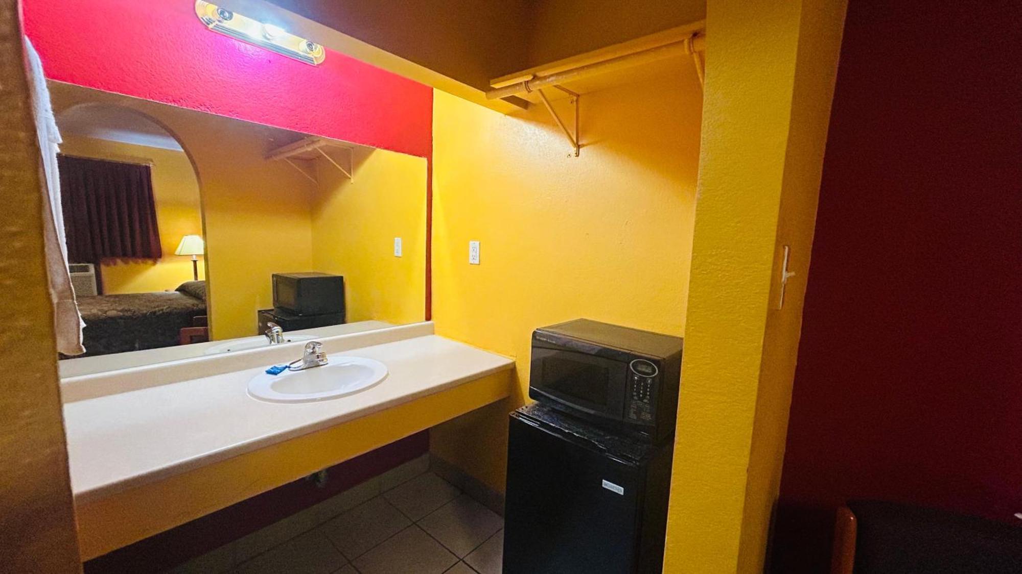 Relax Inn By Oyo Sulphur Hwy 90 Bagian luar foto